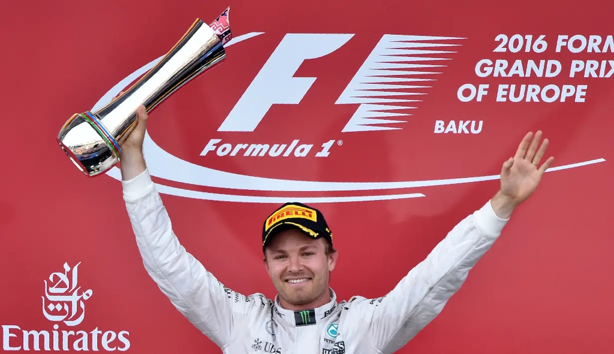 Pebalap Mercedes, Nico Rosberg, menjadi juara F1 GP Baku di Sirkuit Baku, Azerbaijan, Minggu (19/6/2016). (AFP/Kirill Kudryavtsev)