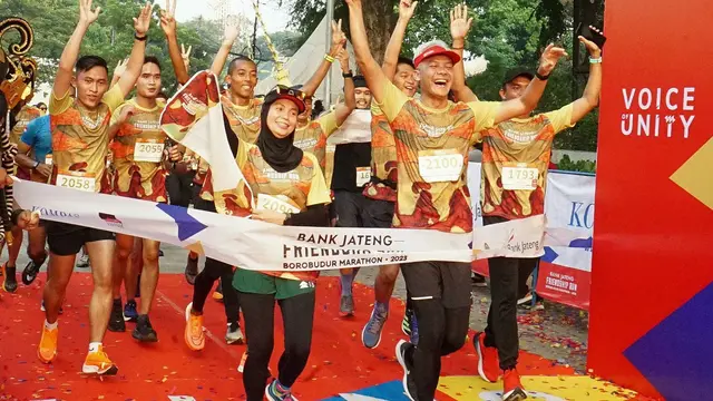 Gubernur Jawa Tengah Ganjar Pranowo dan istri Siti Atikoh, turut mengikuti Bank Jateng Friendship Run Jakarta yang dimulai di Lapangan Banteng, Jakarta Pusat. (Istimewa)