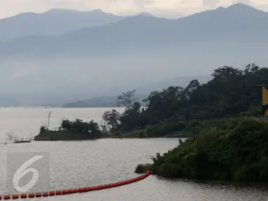 Suasana Waduk Jatigede yang digunakan untuk proyek pembangkit listrik tenaga air (PLTA) di Sumedang, Jawa Barat, Kamis (6/4/2017). Diperkirakan PLTA ini sudah dapat beroperasi pada 2019. (Liputan6.com/Immanuel Antonius)