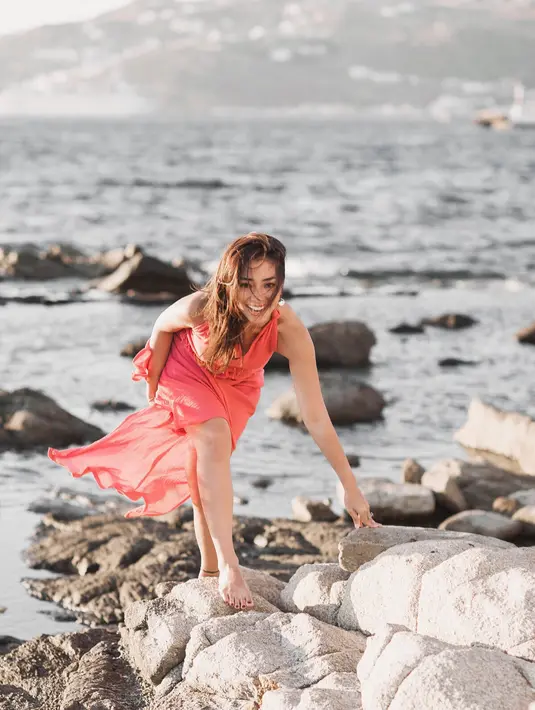 Begini gaya Nikita Willy saat berlibur di pantai Mikonos, Yunani. (foto: instagram.com/nikitawillyofficial94)