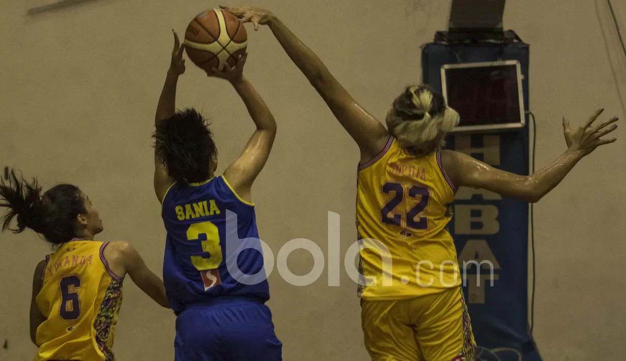 Pebasket Surabaya Fever, Sophia Gabriel, menghadang pebasket Sahabat Semarang pada final Sahabat Cup 2017 di GOR Sahabat, Semarang, Sabtu (22/4/2017). Sahabat kalah 61-71 dari Fever. (Bola.com/Vitalis Yogi Trisna)