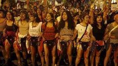 Sejumlah wanita melakukan aksi protes di pusat kota Lima , Peru , 15 Maret 2016. Mereka memprotes calon presiden Keiko Fujimori untuk ikut pemilu presiden Peru. (REUTERS / Guadalupe Pardo)