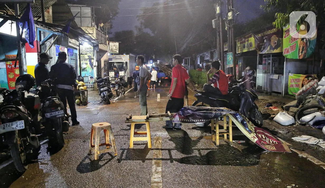 Untuk sementara, jalan di sekitar lokasi kejadian ditutup oleh warga. (Liputan6.com/Angga Yuniar)