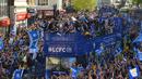 Tima Leicester City berkeliling kota Leicester City dengan trofi Liga Inggris saat disambut ribuan fans, (16/5/2016). (AFP/Glyn Kirk)