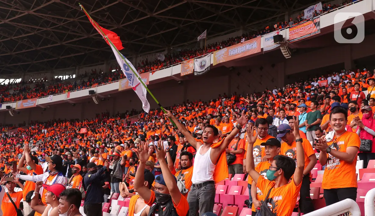 Buruh memadati Stadion Gelora Bung Karno (GBK) saat aksi bertajuk May Day Fiesta 2022 di Senayan, Jakarta Pusat, Sabtu (14/5/2022). Dalam aksi kali ini, massa buruh membawa 18 tuntutan, di antaranya menolak omnibus law UU Cipta Kerja, wujudkan kedaulatan pangan dan dan menolak kenaikan Pajak Pertambahan Nilai (PPN). (Liputan6.com/Angga Yuniar)