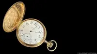 jam tangan peninggalan Titanic yang dilelang. (Henry Aldridge & Son/PA Media/dpa)