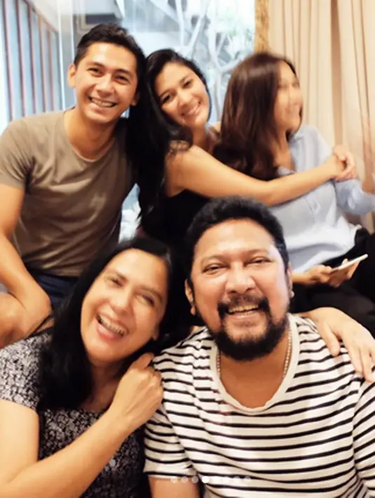 Rumah tangga artis senior Jamal Mirdad dan Lydia Kandao kandas sejak tahun 2013. Keluarga yang dibangun sejak 27 tahun itu berakhir dengan perceraian. Meski telah bercerai, mantan pasangan itu masih sering terlihat berkumpul bersama. (Instagram/naymirdad)