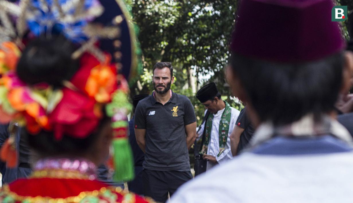 Legenda Liverpool, Patrik Berger mendapat sambutan khas budaya Betawi, Palang Pintu saat tiba di Setu Babakan, Jakarta, Jumat (9/3/2018). Kegiatan ini dalam rangkaian LFC World Tour Jakarta. (Bola.com/Asprilla Dwi Adha)