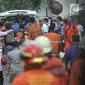 Petugas pemadam mengevakuasi korban selamat ke mobil ambulans di lokasi kebakaran Gedung Kemenhub, Jakarta, Minggu (8/7). Sampai saat ini Sudin Pemadam Kebakaran Jakpus  mencatat ada 20 korban selamat dalam kebakaran. (Merdeka.com/Iqbal S Nugroho)
