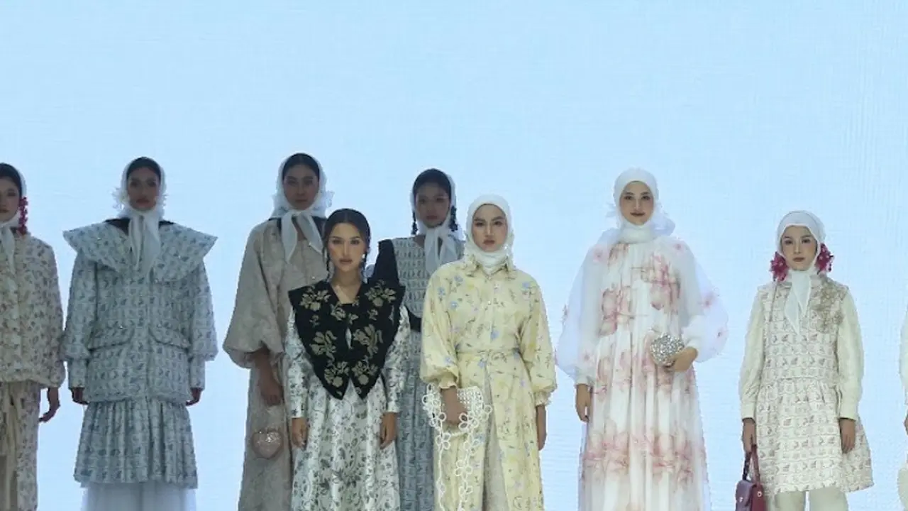 Jennifer Coppen dan Xaviera Putri Percaya Diri Melenggang Kenakan Pakaian Brand Lokal di Panggung JFW 2025
