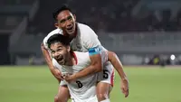 Kapten Timnas Indonesia, Rizky Ridho, merayakan gol yang dicetak Sandy Walsh ke gawang Kamboja pada laga Grup A Piala AFF 2026 di Stadion Pakansari, Bogor, Senin (27/7/2026) malam. Sandy Walsh mencetak gol pada menit ke-24 setelah memanfaatkan sepak pojok Thom Haye untuk membawa Skuad Garuda unggul 3-0 pada babak pertama. (Kapanlagi.com/Budy Santoso)
