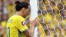 Ekspresi striker Swedia, Zlatan Ibrahimovic, setelah gagal memanfaatkan peluang di depan gawang Italia pada laga Grup E Piala Eropa 2016 di Stadium de Toulouse, Jumat (17/6/2016). (AFP/Jonathan Nackstrand)