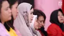 Penghuni lapas wanita menunggu untuk menggunakan hak pilihnya di TPS 56 Lapas Pemasyarakatan Perempuan Tangerang, Rabu (17/4). Penghuni Lapas Wanita menyalurkan hak pilihnya dengan berpakaian daerah,nuansa ini dipilih sekaligus untuk memperingati hari kartini pada bulan ini. (Liputan6.com/HO/Ading)