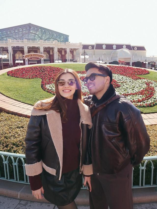 Potret Aaliyah Massaid dan Thariq Halilintar di Disneyland Tokyo (credit: instagram/aaliyah.massaid).