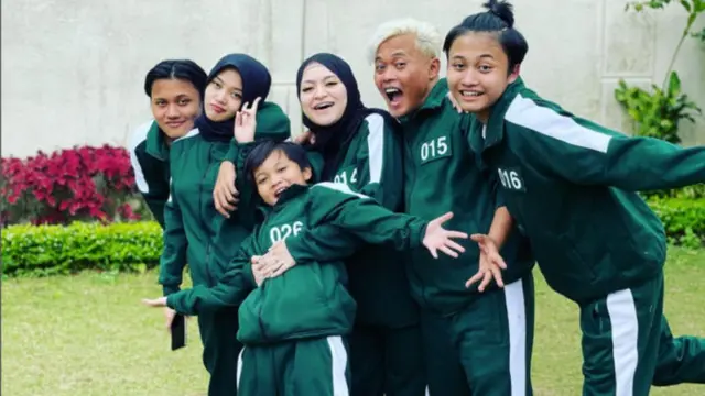 6 Potret Keluarga Sule Pakai Baju Warna Sama, Kompak dan Seru