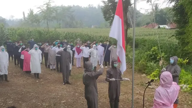 Petugas upacara peringatan HUT RI di RSI Banjarnegara mengenakan APD lengkap. (Foto: Liputan6.com/Humas RSI Banjarnegara)