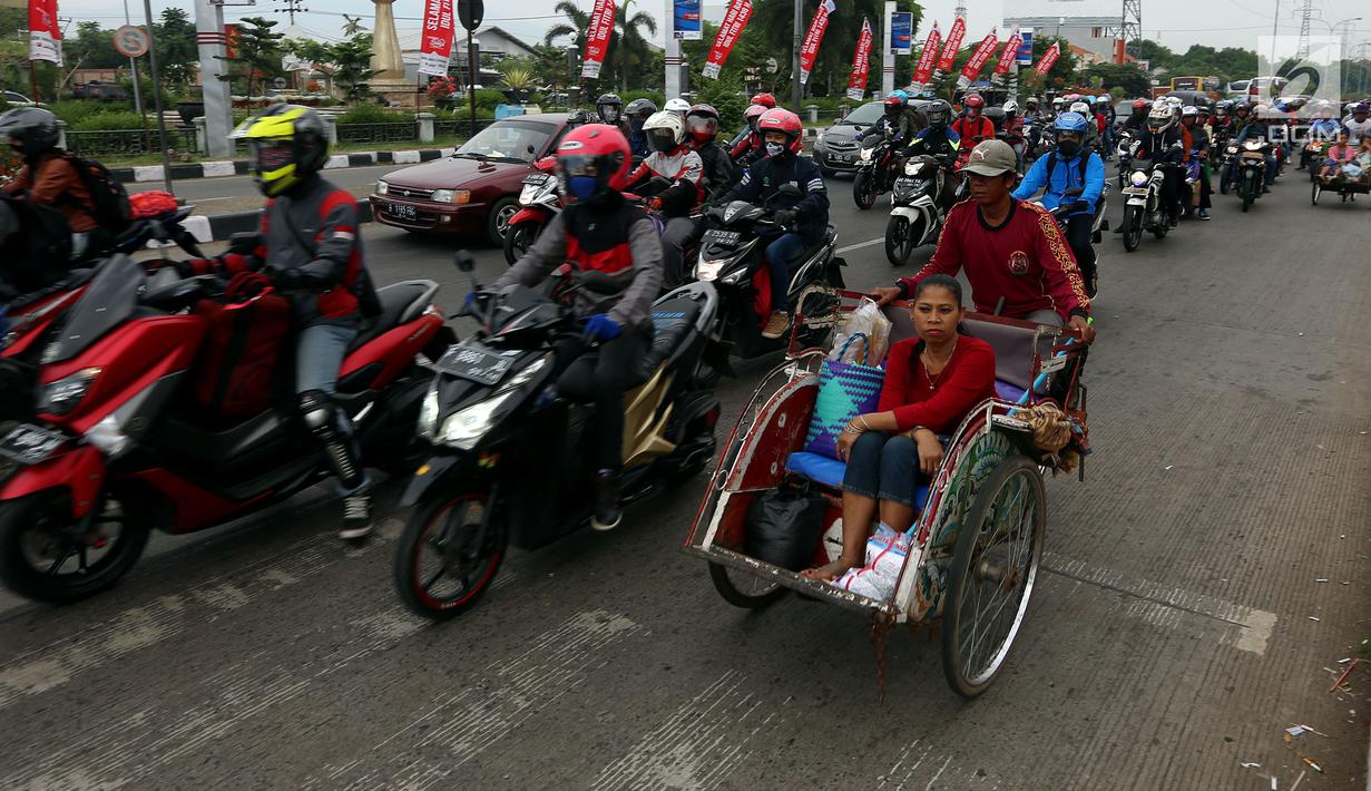 Sejumlah pemudik sepeda motor melintasi jalur pantai utara (pantura) Cirebon, Jawa Barat, Kamis (22/6).  Tiga hari menjelang lebaran, pemudik pengguna sepeda motor yang melintas di jalur Cirebon meningkat signifikan. (Liputan6.com/Johan Tallo)