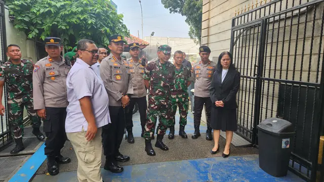 Polres Metro Depok memantau sejumlah gereja bersama Kodim 0508/Depok.
