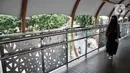 Pejalan kaki menggunakan fasilitas jembatan penyeberangan orang (JPO) di Jalan Kolonel Sugiono, Duren Sawit, Jakarta, Senin (7/2/2022). Tak hanya menonjolkan keindahan arsitekturnya, JPO ini juga ramah bagi penyandang disabilitas karena sudah dilengkapi dengan lift. (merdeka.com/Iqbal S Nugroho)