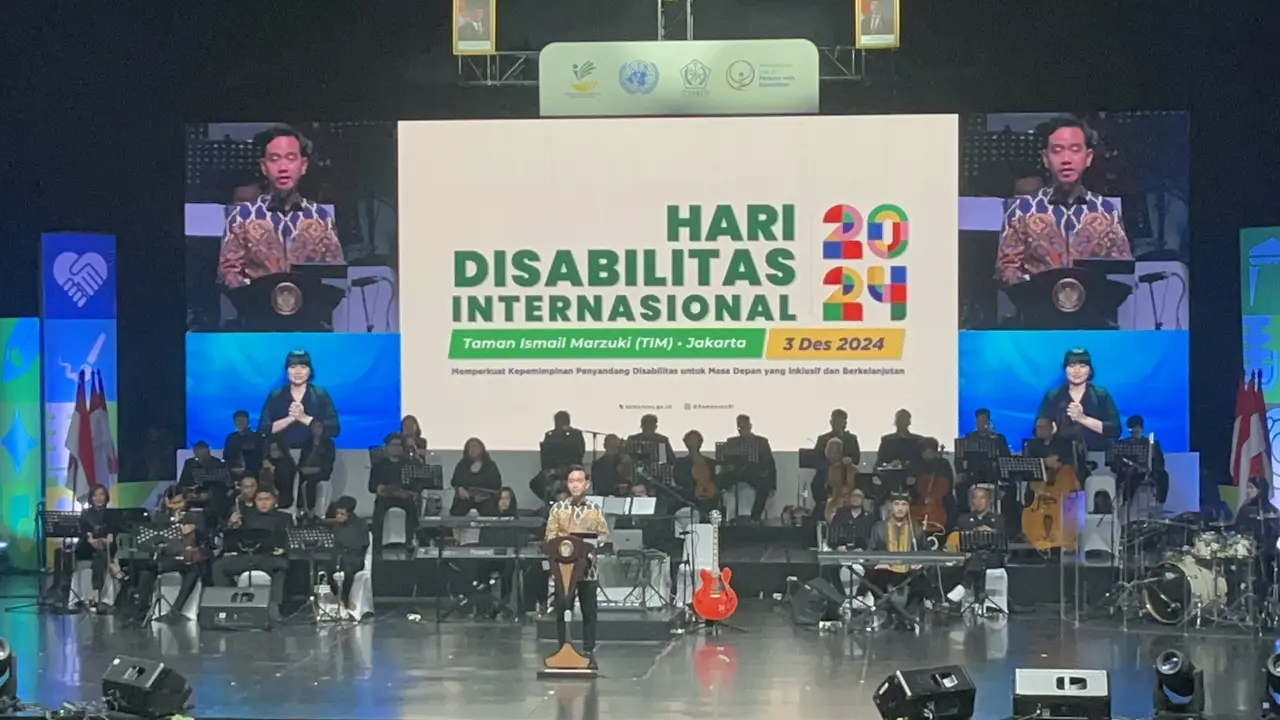 Wakil Presiden (Wapres) Gibran Rakabuming Raka menghadiri acara puncak peringatan Hari Disabilitas Internasional di Taman Ismail Marzuki (TIM), Jakarta Pusat, Selasa (3/11/2024) (Liputan6.com/Winda Nelfira)