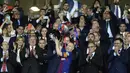 Kapten Barcelona, Andres Iniesta, mengangkat trofi usai menjuarai Copa del Rey setelah mengalahkan Sevilla di stadion Wanda Metropolitano, Madrid, Minggu (22/4/2018). Barcelona menang 5-0 atas Sevilla. (AFP/Cristina Quicler)