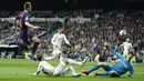 Gelandang Barcelona, Ivan Rakitic, mencetak gol ke gawang Real Madrid pada laga La Liga di Stadion Santiago Bernabeu, Sabtu (2/3). Real Madrid takluk 0-1 dari Barcelona. (AP/Manu Fernandez)
