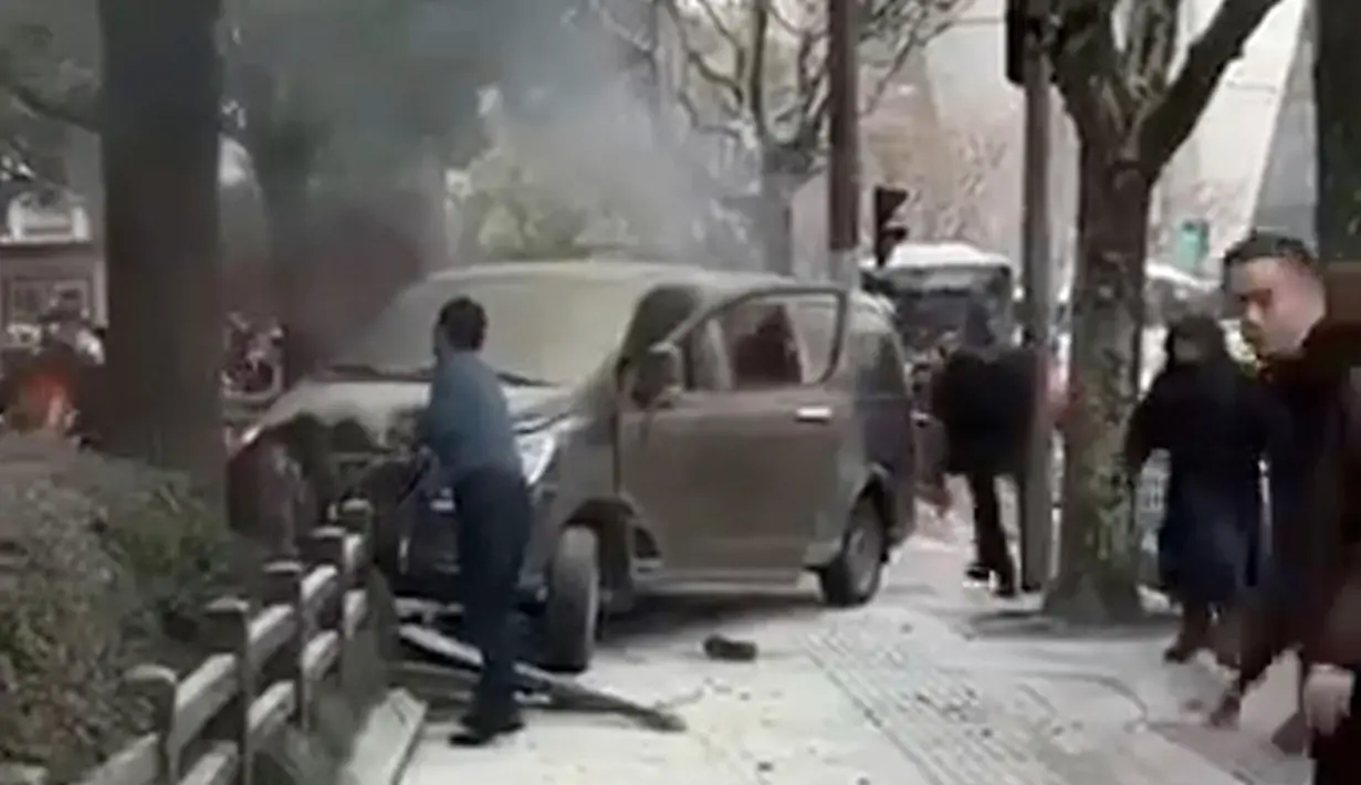 Sebuah van tiba-tiba menabrak para pejalan kaki di trotoar daerah sibuk di Shanghai, China, Jumat (2/2). Kendaraan tersebut menghantam para pejalan kaki di People's Park yang merupakan jantung kota Shanghai. (AP Photo)