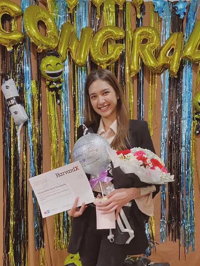 Momen Perayaan Kelulusan Mikha Tambayong dari S2 Harvard University, Penuh Suka Cita. (Sumber: Instagram/miktambayong)