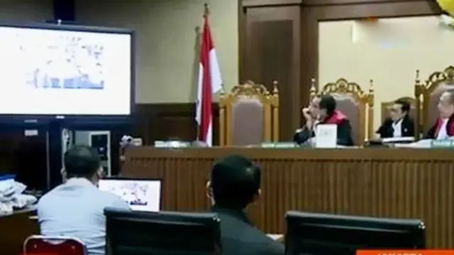 Ahli Digital Forensik Muhammad Nuh Al-Azhar memeriksa file rekamanan CCTV Kafe Olivier, tempat Mirna keracunan es kopi Vietnam bersianida. Hasil pemeriksaannya, dipastikan file rekaman CCTV yang diterimanya dari penyidik kepolisian bersih dari editan...