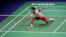 Pebulu tangkis tunggal putra Indonesia, Anthony Sinisuka Ginting saat bertanding melawan pebulu tangkis tunggal putra Denmark, Viktor Axelsen pada babak perempat final Indonesia Open 2022 di Istora Senayan, Jakarta, Jumat (17/06/2022). (Bola.com/Bagaskara Lazuardi)
