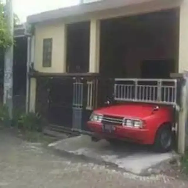 6 Garasi Rumah Terlalu Sempit Buat Mobil Ini Kelewat Nyeleneh, Kocak