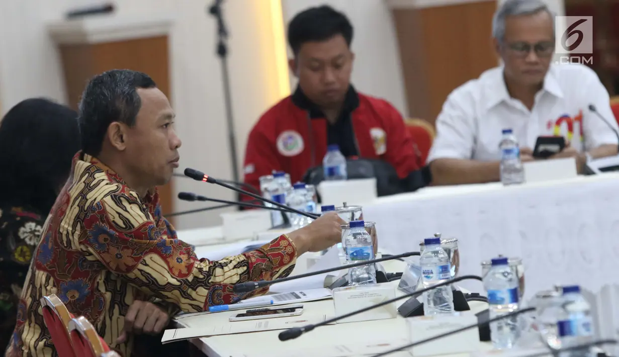 Komisioner KPU, Pramono Ubaid Tanthowi (kiri) memimpin rapat evaluasi debat Cawapres di Gedung KPU, Jakarta, Selasa (19/3). Rapat juga membahas persiapan pelaksanaan debat pilpres keempat dan kelima. (Liputan6.com/Helmi Fithriansyah)