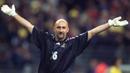 Fabien Barthez - Penjaga gawang ini pernah menyabet juara Liga Champion ketika bersama Marseille tahun 1992. Selain itu, ketika bersama Timnas Prancis, ia mampu menjuarai Piala Dunia 1998, lalu pada tahun 2002 bersama Setan Merah ia mampu memboyong piala Liga Inggris. (Foto: AFP/Patrick Hertzog)