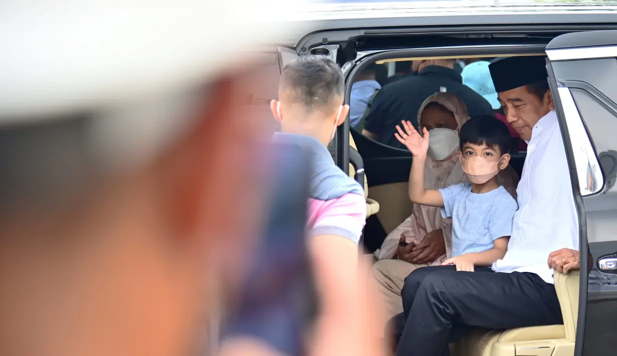 Presiden Joko Widodo bersama Ibu Negara Iriana dan Jan Ethes Srinarendra tiba menggunakan Alphard hitam di Masjid Raya Sheikh Zayed Solo, Minggu (20/11/2022). Jokowi berkunjung  ke Masjid Raya Syekh Zayed dan melaksanakan shalat dhuha di ruang utama. (Foto: Muchlis Jr - Biro Pers Sekretariat Presiden)
