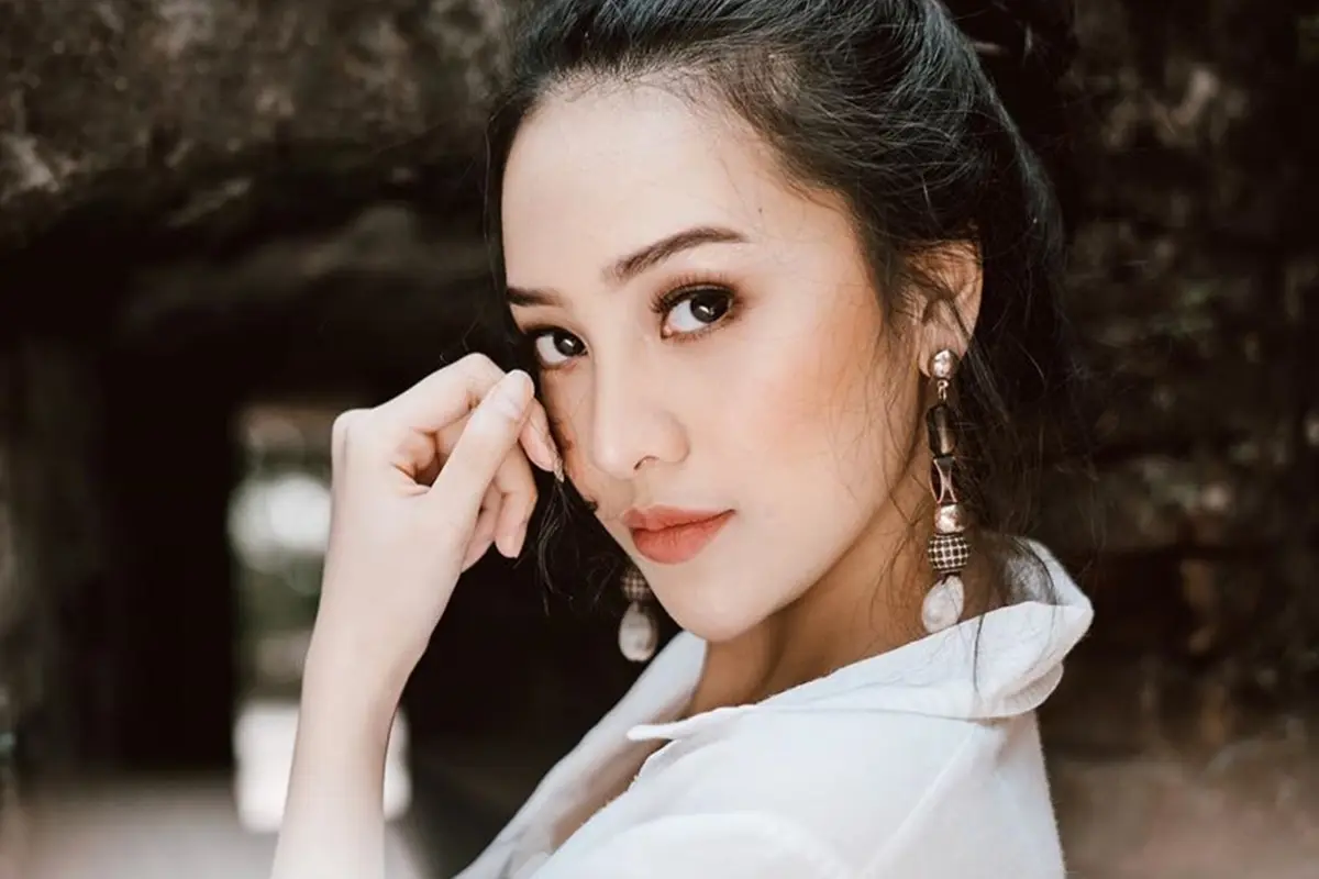 FOTO: Gaya Anya Geraldine Pakai Baju Putih, Tampil Memesona