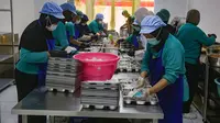 Pekerja menyiapkan paket makanan untuk program makan bergizi gratis (MBG) di salah satu dapur Satuan Pelayanan Pemenuhan Gizi (SPPG) Yasmin, Kota Bogor, Kamis (9/10/2025). (merdeka.com/Arie Basuki)