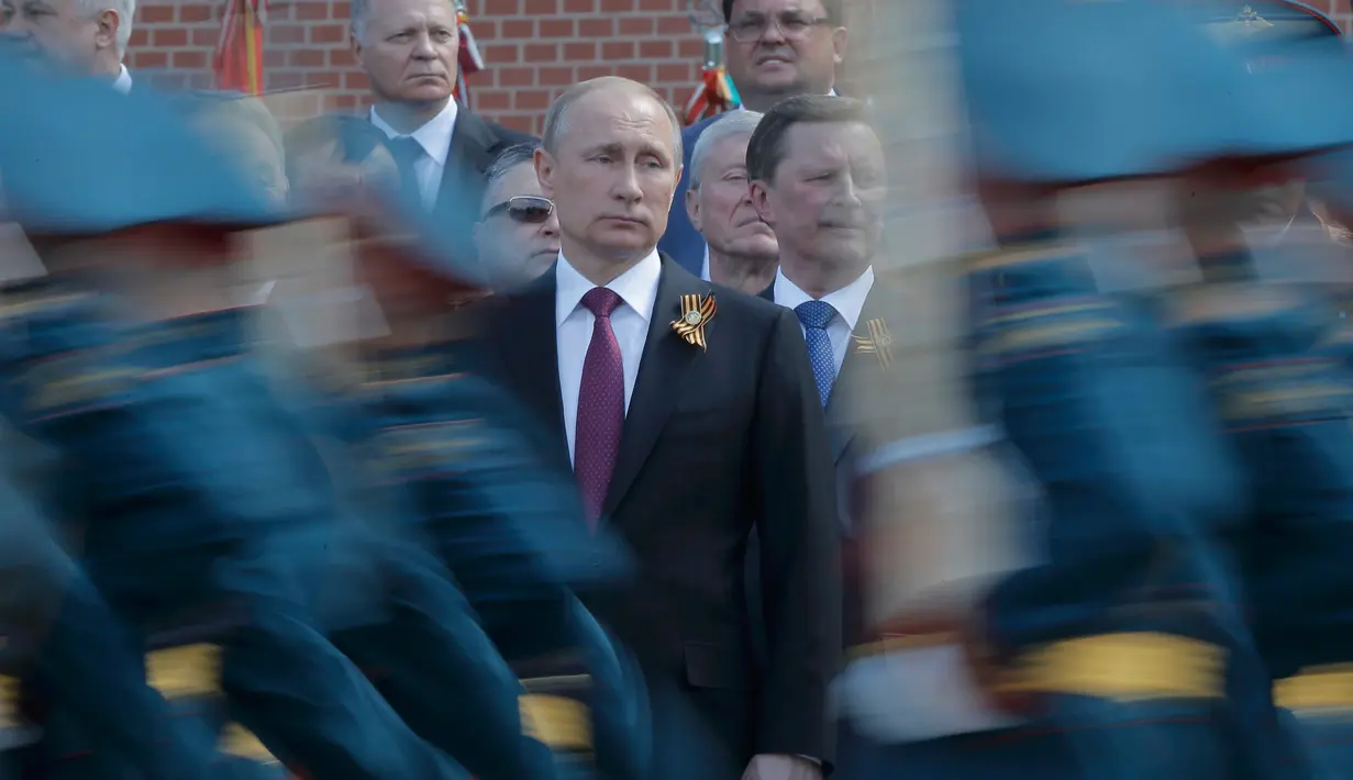 Presiden Rusia, Vladimir Putin saat menghadiri upacara peletakan karangan bunga untuk menandai ulang tahun ke-71 dari kemenangan atas Nazi Jerman dalam Perang Dunia II, di Moskow, Rusia, (9/5). (REUTERS /Maxim Shemetov)