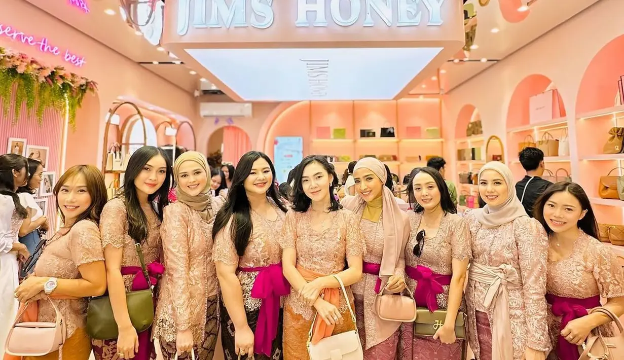 Cut Meyriska tampil cantik padukan kebaya kutubaru dengan hijab lilit dan inner cokelat. [@cutmeyriska]