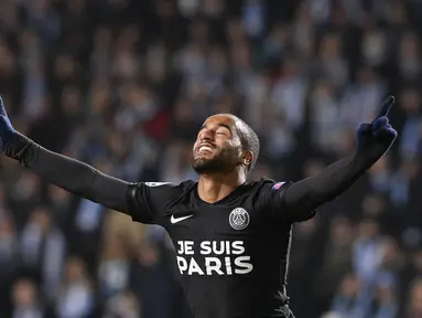 Gelandang PSG, Lucas Moura merayakan gol yang dicetaknya pada laga Liga Champions melawan Malmo FF di Swedia, Rabu (25/11/2015) WIB dini hari. PSG berhasil lolos ke babak 16 besar. (AFP Photo/Jonathan Nackstrand)