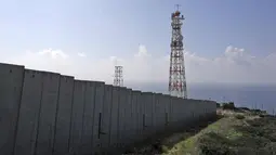 Tembok beton terlihat dari kota perbatasan Lebanon selatan Naqura dengan Israel di sebelah selatan Beirut (24/2). Tembok besar tersebut dibangun Israel di dekat  perbatasan selatan Lebanon. (AFP Photo/Joseph Eid)