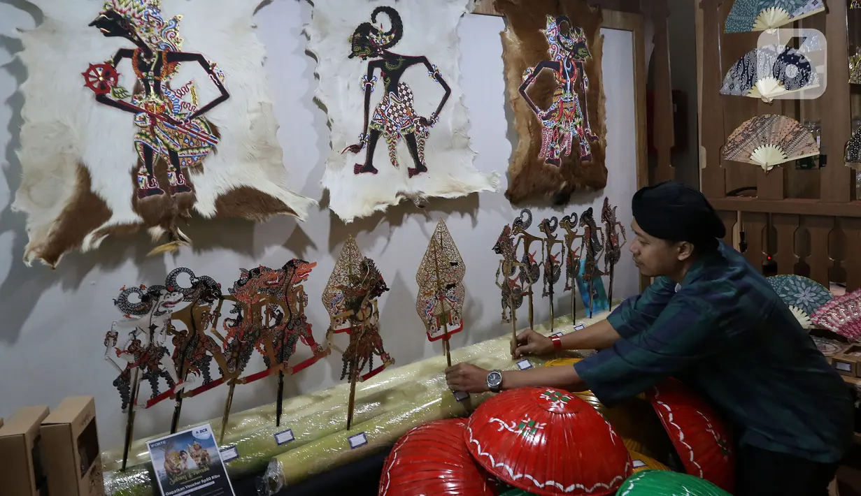Pengunjung melihat produk lokal saat Festival UMKM di JIExpo Kemayoran, Jakarta, Sabtu (19/8/2023). (Liputan6.com/Angga Yuniar)