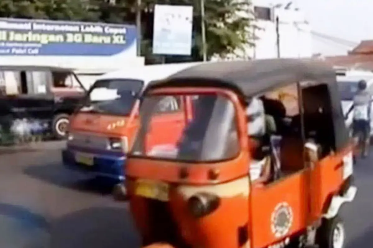 Bajaj Jadi Kendaraan Pilihan Satu Keluarga Ini Pulang Kampung