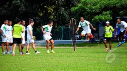 Persipura Jayapura jalani sesi latihan fisik jelang Piala AFC 2015 di Lapangan C Senayan, Jakarta, Rabu (6/5/2015). Sejumlah pemain terlihat meloncati tali yang telah terpasang . (Liputan6.com/Yoppy Renato)