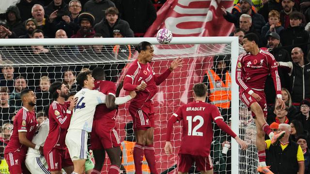 Aksi Virgil van Dijk di laga Liverpool vs Aston Villa di pekan ke-10 Liga Inggris 2025/2026 di Anfield, Minggu (02/11/2025). (AP Photo/Jon Super)