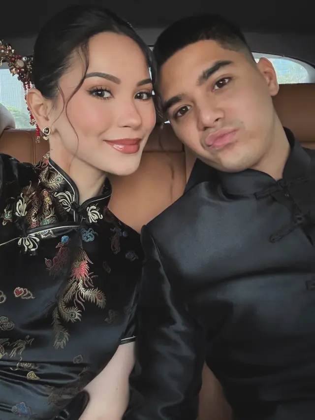 Adu Gaya Dua Pasutri, Vidi Aldiano-Sheila Dara & Al Ghazali-Alyssa Daguise Kenakan Cheongsam Hadri Acara Sangjit