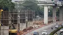 Suasana proyek LRT di Jl Rasuna Said, Jakarta, Rabu (1/8). Kereta ringan Jabodebek ditargetkan beroperasi pada Mei 2019 yang bakal melintasi tiga rute atau lintasan belum dapat dipakai saat perhelatan akbar Asian Games. (Liputan6.com/Faizal Fanani)