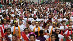 Sekitar 2000 penari membawakan tarian tradisional Indonesia saat Car Free Day di Senayan, Jakarta, Minggu (13/08). Acara tersebut adalah pembukaan dari rangkaian kampanye Indonesia Is Me. (Liputan6.com/Fery Pradolo)