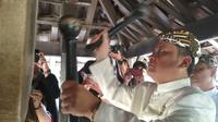 Sultan Keraton Kasepuhan Cirebon menabuh bedug bertalu-talu dalam Tradisi Dlugdag menjelang Ramadan. Foto (Liputan6.com / Panji Prayitno)