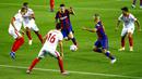 Striker Barcelona, Lionel Messi, berusaha melewati pemain Sevilla pada laga Liga Spanyol di Stadion Camp Nou, Minggu (4/10/2020). Kedua tim bermain imbang 1-1. (AP Photo/Joan Monfort)