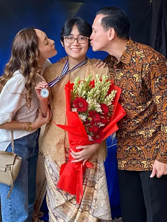 Brinette lahir pada 21 Desember 2007 lalu, baru saja lulus dari SMP. Pada momen tersebut, Brinette tampil cantik memesona mengenakan kebaya warna keemasan. [Instagram/marcelinolefrandt]